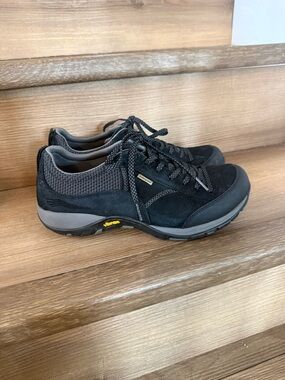 Dansko women’s shoes size 39. US 8.5-9